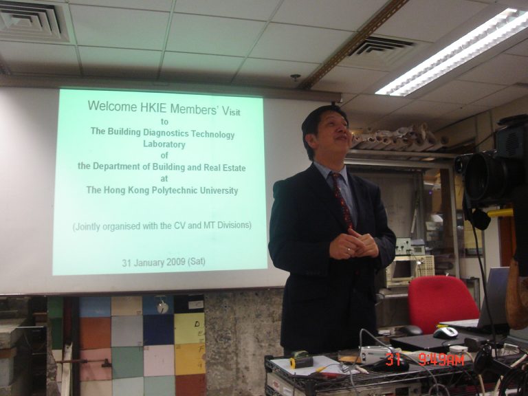 Man presenting to HKIE members at Hong Kong Polytechnic University on January 31, 2009.