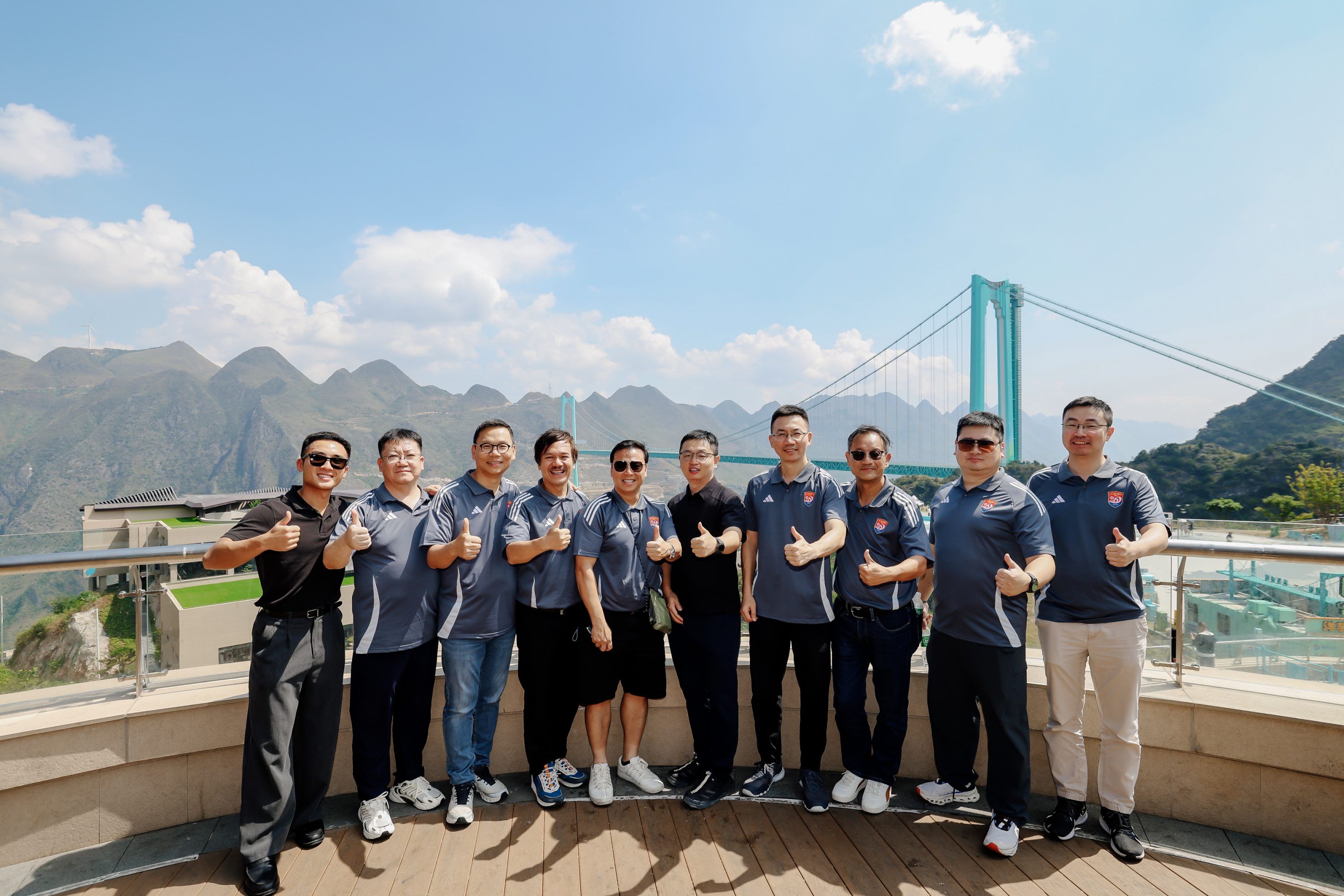 The delegates visiting Huajiang Grand Canyon Bridge